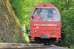 Freiwilligenarbeit bei der BRB: uns kommt im Wald ein Zug mit Lok 14 und SIG-Wagen B5 (und verdeckt B6) entgegen.