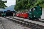 Die ölbefeuerte BRB  H 2/3 16 verlässt mir ihrem Zug 4 Brienz, währennd ganz links im Bild die Kohlbefeurte H 2/3 auf die freigabe der Rangierfahrt zur Bekohlung wartet.