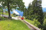 BRB-Dampfzug mit ölbefeuerter Lok 12 wird gerade mit Wasser betankt und fährt dann gleich mit den beiden SIG-Panoramawagen in Richtung Rothorn Kulm weiter. Station Planalp, 05. Juli 2016, 11:12