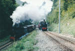 CJ/La Traction: Am 19. September 1999 waren ausnahmsweise gleich zwei Dampfzüge im Jura auf Sonderfahrt. Anlässlich der Zugskreuzung in Combe-Tabeillon kam es zur seltenen Parallelausfahrt mit den E 206 und E 164.
Foto: Walter Ruetsch