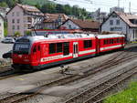 CJ - Triebwagen Be 4/4  654 mit Steuerwagen ABt 714 bei der ausfahrt aus dem Bahnhof von Tramelan  am 12.05.2018