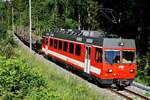 Chemins de fer du Jura, CJ.
Im Dienste der CJ haben sich die ehemaligen Frauenfeld Wil Bahn Triebwagen als starke Arbeitstiere entwickelt.
Be 4/4 615 mit einem langen Rollschemelzug auf der Fahrt nach Tramelan am 14. Juni 2018.
Foto: Walter Ruetsch