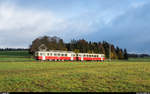 La Traction ex CJ CFe 4/4 601 und Bt 702 am Morgen des 24. Oktober 2020 auf Sonderfahrt bei La Chaux-des-Breuleux.