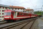 CJ - Einfahrender Regionalzug im Bahnhof von Tavannes mit Steuerwagen ABt 711 und Personenwagen B 755 und mit dem Gtertreibwagen De 4/4 411 .. Foto vom 08.07.2007