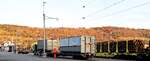 CJ Bf Glovelier__Umladen eines Müll-Containers vom Lkw auf Flachwagen. Das Umladen findet früh ab ca. 6 Uhr statt. Von der Kehrrichtverbrennungsanlage in La Chaux-de-Fonds wird die Schlacke  in diesen Containern nach Tavannes zur Weiterverwertung (z.B. Straßenbau) transportiert.__26-02-2026
