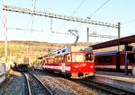 CJ Bf Glovelier__Alt-Tw 616 Be 4/4 und auf dem Nebengleis Tw 617 hinter Vollspur-Rungenwagen auf M-Spur Rollwagen Nr. 275.