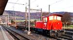 CJ Bf Glovelier__Auch die CJ betreibt hier eine N-Spur-Rangierlok : Tm 98850 232 181-9 [SLM/MAN 1971] rangiert einen N-Spur Rungenwagen auf einen Rollwagen in der tiefer gelegten M-Spur.__27-02-2026