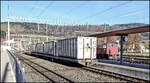 CJ Bf Glovelier__Altbau-Tw als Container-Zuglok vor der Abfahrt mit den Müll-Containern. Von Glovelier und Tavannes her befördert die CJ seit 2001 den Abfall aus der Region (umfaßt vier Kantone) nach La Chaux-de-Fonds (Bellevue), wo ein lokales Unternehmen die Container in Empfang nimmt und zur Kehrichtverbrennungsanlage Cridor transportiert. Lt CJ werden jährlich knapp 80 Tsd. Tonnen Abfälle auf der Schiene transportiert.__26-02-2026