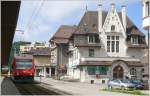 Zwischen Bahnhof und Hotel de la gare endet in Tavannes ein Streckenast der Chemin de fer du Jura.