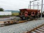 CJ - Rollschemmel Ua 265 mit dem Schotterwagen Fcs 40 85 645 2 898-7 im Bahnhof Glovelier am 30.09.2012