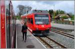 In Les Reusilles kreuzt uns R137 mit dem Be 2/6 633  La Gruère  (12.05.2014)