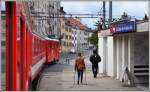 Ab La Chaux-de-Fonds-Est verläuft die CJ als Strassenbahn durch die Rue du Crêt Richtung Hauptbahnhof. De 4/4 411 mit R238. (12.05.2014)