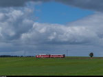 Ein Regio von Tavannes nach Le Noirmont fährt am 21. August 2016 zwischen Les Reussilles und Le Pied-d'Or unter einem blauen Fleck durch.