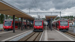 GTW-Treffen im neuen Bahnhof von Le Noirmont am 21. August 2016. Auf dem Bild sind alle drei derzeit im Einsatz stehenden GTW zu sehen (der vierte wird gerade im Depot in Tramelan repariert). Der GTW rechts im Bild hat bereits neue LED-Scheinwerfer erhalten.
Der neue Bahnhof von Le Noirmont ist sehr geschickt aufgebaut: Auf den äusseren Gleisen kreuzen sich die Züge der Linie La Chaux-de-Fonds - Glovelier, auf dem Gleis in der Mitte liegt der Halt der Linie Tavannes - Le Noirmont. Jede Stunde treffen sich die Züge hier im Bahnhof. So kann aus allen Richtungen perrongleich umgestiegen werden.