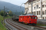 CJ: Güterverkehr in Tavannes am frühen Morgen des 27. September 2016. Seit dem Mai 1921 werden in Tavannes Normalspurwagen auf Rollschemel verladen, die hauptsächlich Holz transportieren. In der Schweiz geschieht das nur noch bei der CJ. Bei den privaten Bahnunternehmungen ASm, TPF, TRAVAYS und MBC wurde bereits vor mehreren Jahren auf den Betrieb mit Rollböcken umgestellt, was dem Rangierpersonal die harte Arbeit erleichtert.
Foto: Walter Ruetsch
