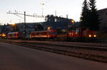 CJ: Morgenstimmung am St. Nikolaustag 2016 in Tavannes als die CJ den zweiten neuen Pendelzug von Stadler Rail in Empfang nehmen durfte. Bereits als es noch sehr dunkel war, standen die Ee 3/3 152, der modernisierte ABt 711 und der neue Be 4/4 652 für die erste Rangierfahrt bereit (6.12.2016/07:39h).
Foto: Walter Ruetsch