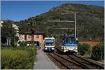 Der SSIF der ABe 12/16 (ABe/P/Be/Be) N° 85  Trontano , als SSIF Treno Panoramico 43 von Domodossola nach Locarno unterwegs, kreuzt in Intagna den FART ABe 4/6 53, der als Regionalzug 310 von