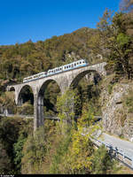 SSIF ABe 4/6 62 und 63 als Centovalli-Express Locarno - Domodossola am 11. Oktober 2020 auf der Ponte Valle d'Ingustria zwischen Corcapolo und Verdasio.