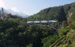 Als Zug N 47 Domodossola - Locarno berquert der Panoramatriebwagen die 132m lange Isorno-Brcke bei Inrtagna.