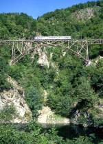 FART Centovalli-Bahn SCHNELLZUG 41 von Domodossola nach Locarno 07.06.1995 bei Camedo auf Ponte Ruinacci mit Triebwagen der SSIF ABe 8/8 21. Hinweis: unten ist der Palagnedrastausee sichtbar.
