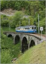 Noch eine der wohl  hundert Brücken  im Centovalli: Der FART ABDe 6/6 N° 32 erreicht die Haltestellte Verdasio. 
22. Mai 2013