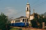 FART/SSIF: Die romantische Strecke der Centovallibahn führt auch an vielen Kirchen vorbei. ABDe 6/6 31  BERNA  beim Passieren der Barkockkirche von Tegna mit dem typischen Rad-Glockenturm im Jahre 1980. 
Foto: Walter Ruetsch