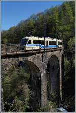 Der FART ABe 4/8 N°48 ist als D 48 CEX (Centovalli Express) von Locarno nach Domodossola auf dem Rio Graglia Viadukt zwischen Verigo und Trontano unterwegs.