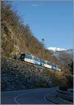 Ein nur dreiteiliger  Treno Panoramico  kurz vor Intragna.