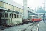 Forchbahn Zürich - Esslingen__Im Depot auf der Forch. Der Veteran durfte mal wieder an die frische Luft, herausgezogen vom Sonderzug. Xe 2/2  Nr. 51 von 1897, ehemaliger Sprengwagen der Strassenbahn Zürich–Oerlikon–Seebach (ZOS), der 1911 von der ZOS aus dem Ce 2/2 1 umgebaut wurde. Gelangte 1930 über die Städtische Strassenbahn Zürich (StStZ) an die Forchbahn, wo es bis 1966 als Schneeräumwagen mit Seitenpflug im Einsatz stand.[Quelle: wikipedia]. Steht längst, aufgearbeitet, im Tram-Museum Zürich.__15-09-1974