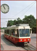 Fr das pnktliche Verkehren der Schweizer Zge ist die Bahnhofsuhr unabdingbar und nimmt deshalb neben dem Be 8/8 26 eine zentrale Stellung ein auf diesem Bild. Esslingen. (Archiv 06/77)