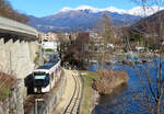 Die S60 von Lugano nach Ponte Tresa hat vor ein paar Minuten den Bahnhof Agno verlassen und fährt jetzt ein kurzes Stück dem Lago di Lugano entlang. Von Agno bis Caslano gibt es einen Spazierweg, der meistens in unmittelbarer Nähe zum Gleis verläuft. 10.1.2023