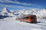 Bhe 4/8 3053 und Bhe 4/6 3083 bezwingen am 29.01.2017 die letzten Meter hinauf zum Gornergrat. Das Foto wurde oberhalb von Rotenboden aufgenommen.