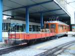 Zahnrad Gtertriebwagen Deh 4/4  3015 mit Gterwagen Kkl 3611 Morgens um 07.40 im Bahnhof von Zermatt am 19.04.2007