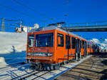 Gornergratbahn Be 4/8 3054 steht in der Bergstation bereit zur Rückfahrt nach Zermatt, 11.02.2023.