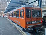 Gornergratbahn Be 4/8 3054 steht in Zermatt bereit zur Fahrt auf den Gornergrat, 11.02.2023.