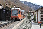 Triebwagen 3084 der Gornergratbahn erreicht Zermatt am 18. April 2023.