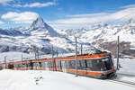 Eine Doppeltraktion Bhe 4/6 / Polaris der Gornergratbahn kurz vor dem Bahnhof Gornergrat. IM Hintergrund das Matterhorn. 14.2.2024