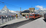 Der Triebzug aus Zermatt hat auf der Bergstation auf 3089 müM vor dem Haltesignal angehalten.