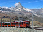 Vom Wanderweg aus fotografiert: die talwärts fahrende Gornergratbahn mit dem Matterhorn als Kulisse.