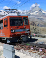 An dieser Stelle in der Nähe der Bergstation ist die Strecke auf einem kurzen Abschnitt einspurig. Hier wird soeben die Uebergangsweiche befahren. Gornergrat, 12.7.2022