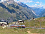 Ein bergwärts fahrender Triebzug der Gornergratbahn hat soeben die Station Riffelberg verlassen.