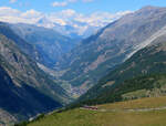 Wunderbares Panorama vom Wanderweg aus auf die Gornergratbahn sowie die Dörfer Täsch und Randa im Hintergrund.