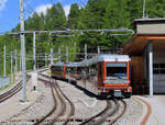 Dieser Zug der Gornergratbahn hat die Station Riffelalp soeben verlassen und begibt sich auf die Bergfahrt Richtung Gornergrat. Riffelalp, 12.7.2022