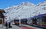 Auf dem Weg von Zermatt zum Gornergrat treffen am 10.05.2024 der Bhe 4/6 3084 und ein weiterer Bhe 4/6 der Gornergratbahn in der 2582 m hoch gelegenen Station Riffelberg ein.