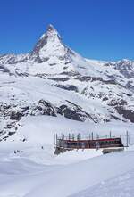 Bei traumhaften Wetter erreichen zwei Bhe 4/6 der Gornergratbahn am 10.05.2024 die gleichnamige Endhaltestelle mit dem Blick auf das 4478 m hohe Matterhorn