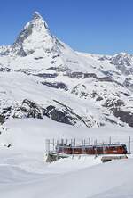 Am 10.05.2024 hat ein Be 4/6-Doppel die Bergstation am Gornergrat verlassen und ist auf dem Weg in das 1404 m tiefer gelegene Zermatt