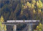 Zwei Doppeltriebwagen Bhe 4/8 der GGB fahren ber die Findelenbachbrcke bergwrts Richtung Gornergrat.