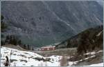 Oberhalb Zermatt klettert ein Bhe 2/4 bergwrts Richtung Gornergrat.