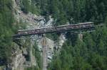 Die Findelbachbrcke in Zermatt mit bergwrts fahrende Zug.