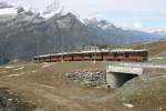 Ein Zug der Gornergratbahn, von Gornergrat nach Zermatt, bei Rotenboden.